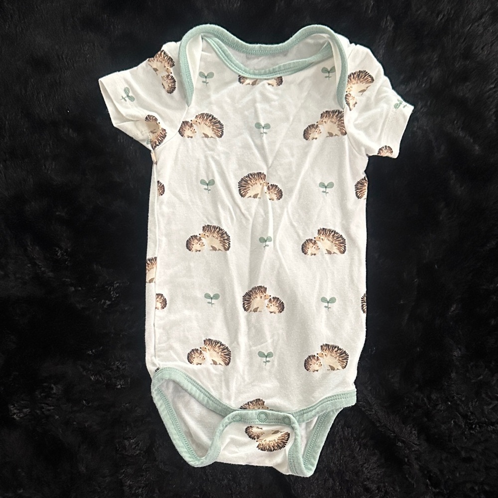 Kyte Baby Hedgehog Print One-Piece Bodysuit in White and Mint Size 0-3 Months